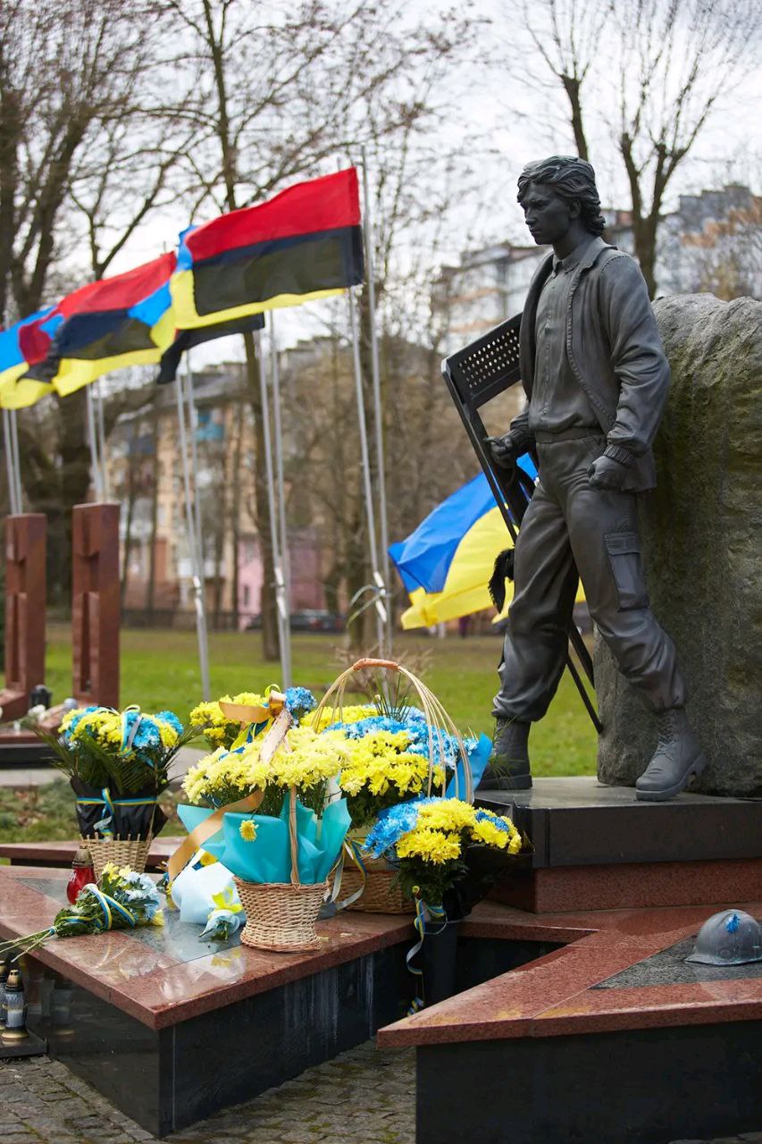 НЕБЕСНА СОТНЯ… ГЕРОЇ НЕ ВМИРАЮТЬ! ВМИРАЮТЬ ВОРОГИ!