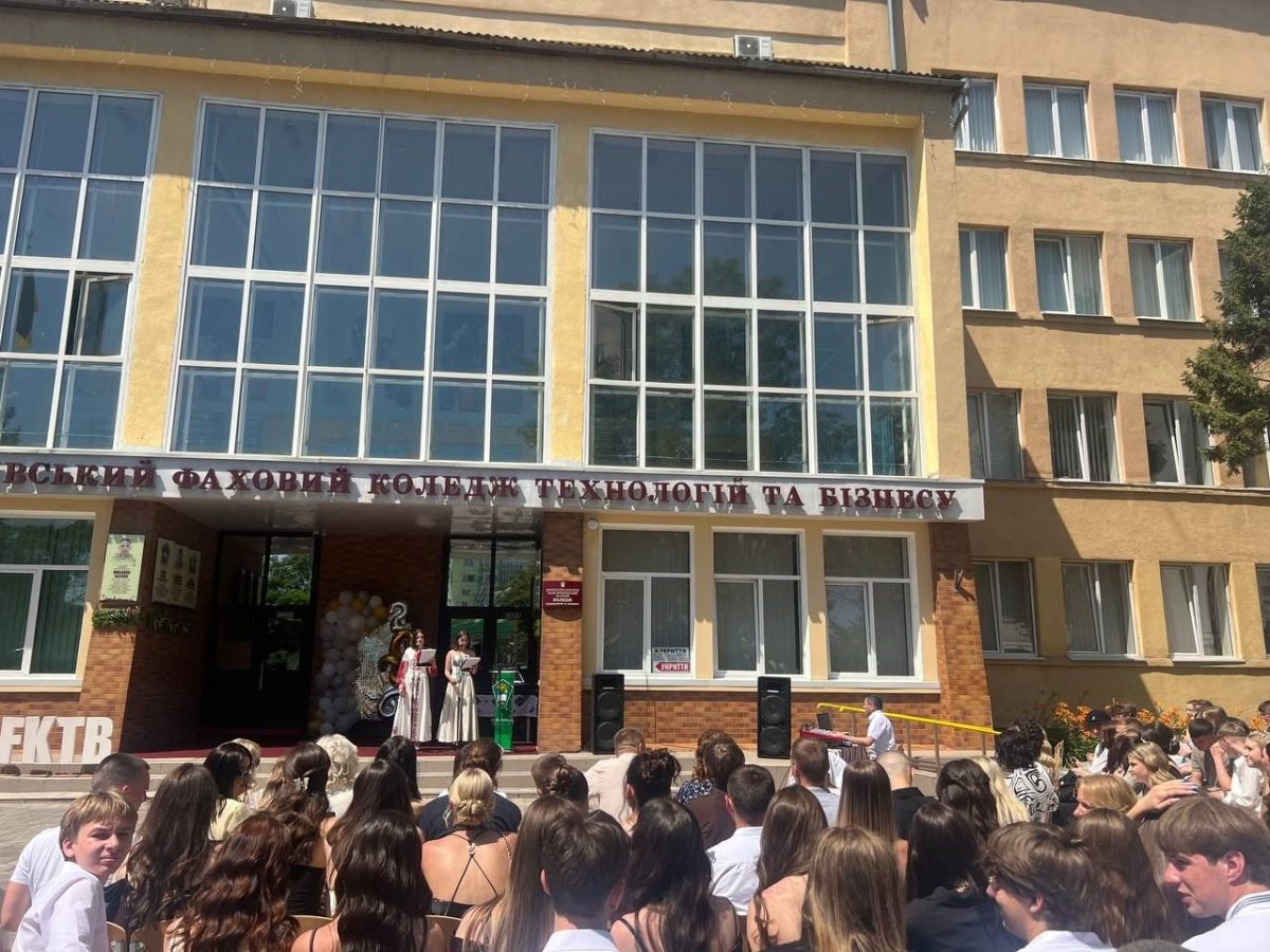 Урочисте вручення дипломів випускникам коледжу